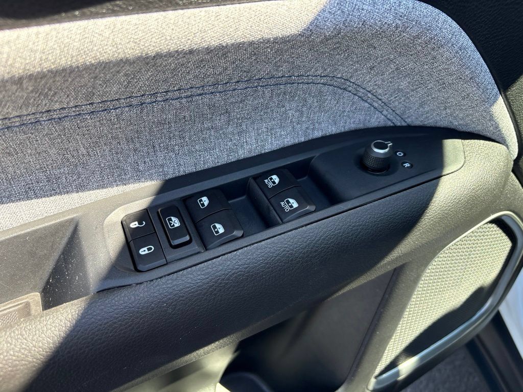 Used 2025 Jeep Compass Latitude AWD/4WD image 16