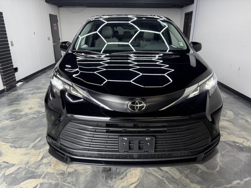 Used 2026 Toyota Sienna XLE FWD image 7
