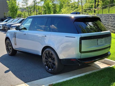 New 2026 Land Rover Range Rover Long Wheelbase SE AWD/4WD image 12