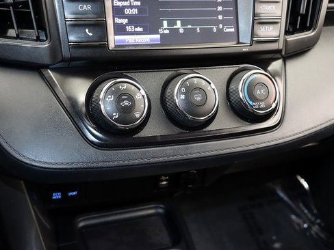 Used 2017 Toyota RAV4 LE image 18