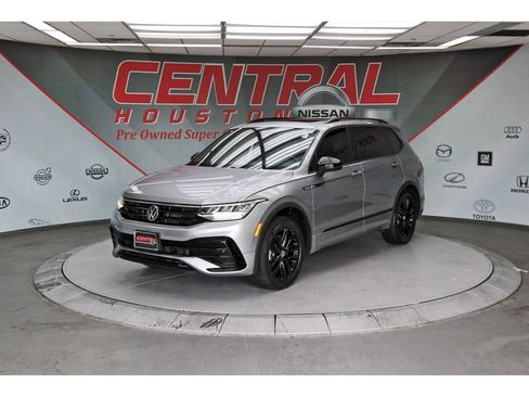 Used 2022 Volkswagen Tiguan SE R-Line AWD/4WD image 2