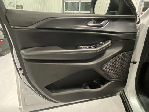 Used 2023 Jeep Grand Cherokee L Laredo image 8