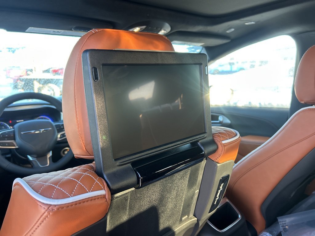 New 2026 Chrysler Pacifica Pinnacle w/ Trailer Tow Group FWD image 11