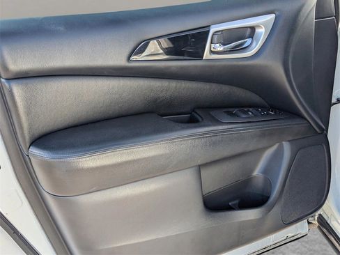 Used 2015 Nissan Pathfinder SV image 16