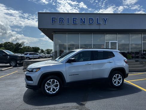Used 2024 Jeep Compass Latitude AWD/4WD image 2