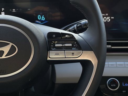 Used 2025 Hyundai Elantra Limited image 14