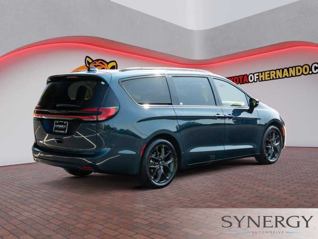 Used 2025 Chrysler Pacifica Limited FWD image 6