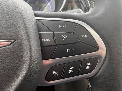 Used 2023 Chrysler Pacifica Limited FWD image 26