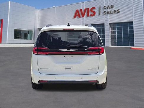 Used 2023 Chrysler Pacifica Limited FWD image 7