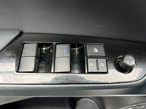 Used 2021 Toyota Prius Prime LE FWD image 12