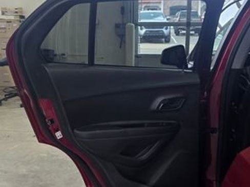 Used 2019 Chevrolet Trax LT w/ LT Convenience Package image 24