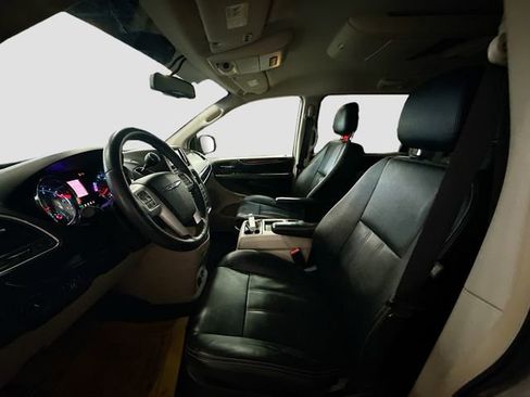 Used 2016 Chrysler Town & Country Touring w/ Driver Convenience Group image 21