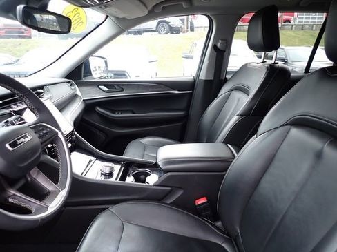 Used 2023 Jeep Grand Cherokee Limited image 13