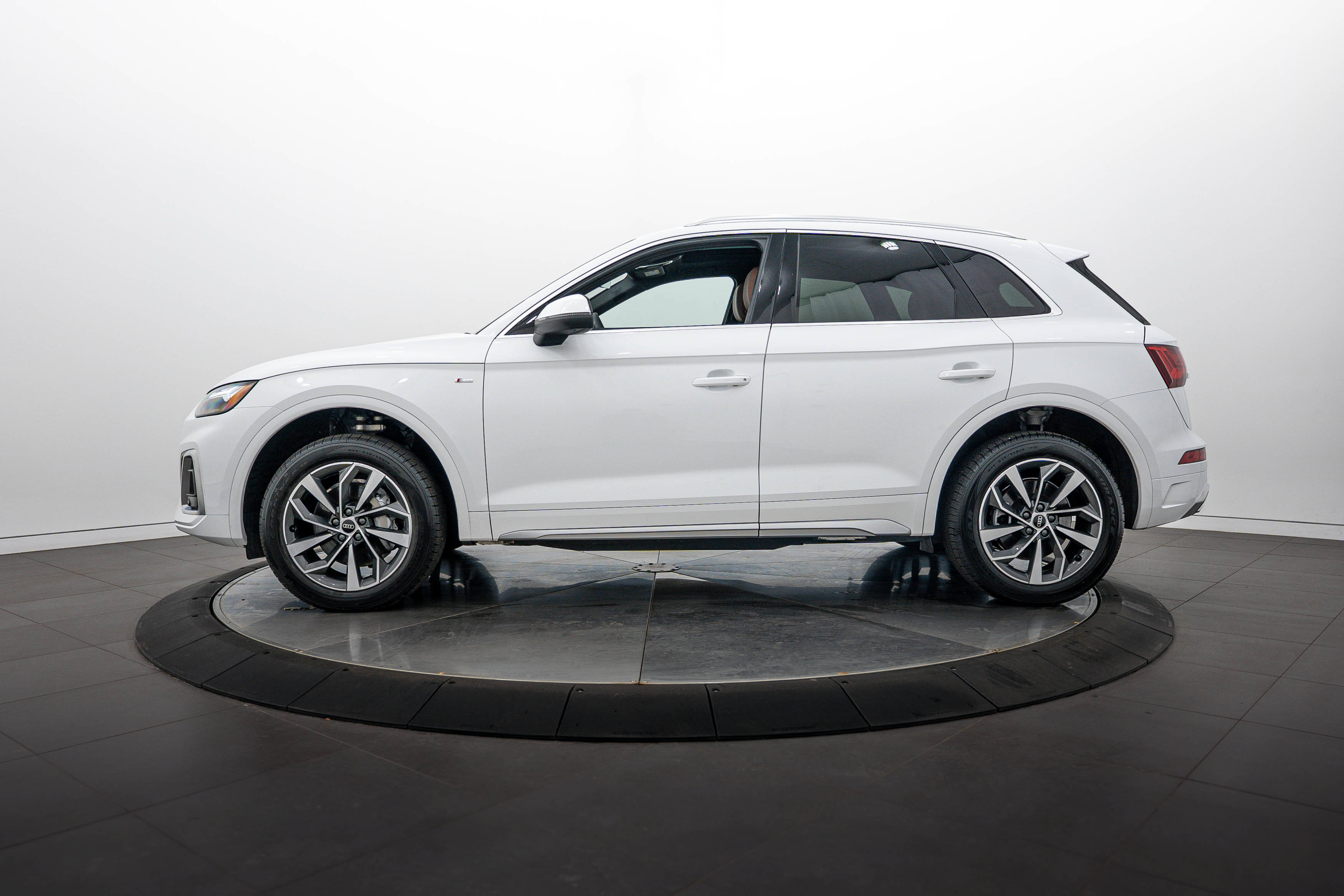 Certified 2024 Audi Q5 2.0T Premium Plus AWD/4WD image 6