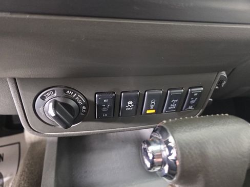 Used 2017 Nissan Frontier PRO-4X AWD/4WD image 19