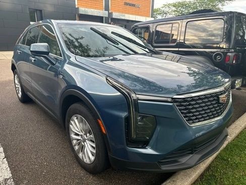 Used 2024 Cadillac XT4 Luxury w/ Cold Weather Package FWD image 2