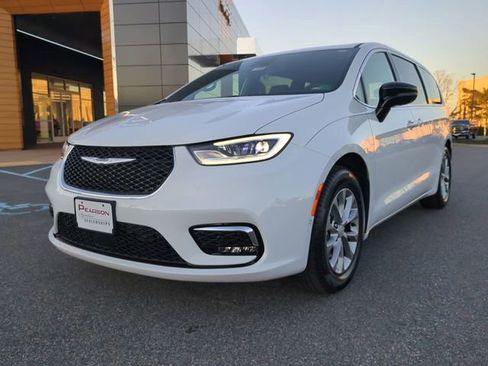 New 2026 Chrysler Pacifica Limited w/ Uconnect Theater Family Group image 8