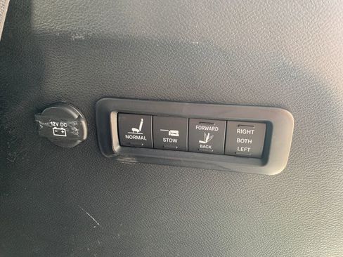 Used 2020 Chrysler Pacifica Limited image 33