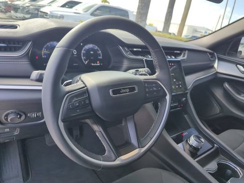 Used 2025 Jeep Grand Cherokee Laredo w/ Luxury Tech Group I image 29