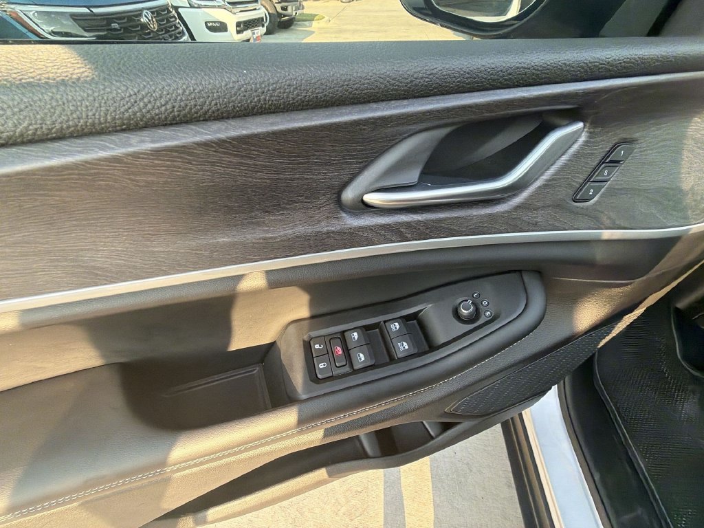 Used 2025 Jeep Grand Cherokee Limited w/ Black Appearance Package RWD image 10