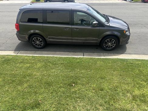Used 2018 Dodge Grand Caravan SXT w/ Driver Convenience Group FWD image 3