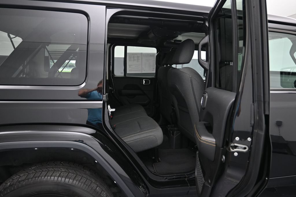 Used 2025 Jeep Wrangler Unlimited Sahara AWD/4WD image 25