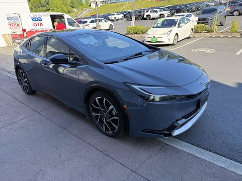 Used 2024 Toyota Prius Prime Premium FWD image 6