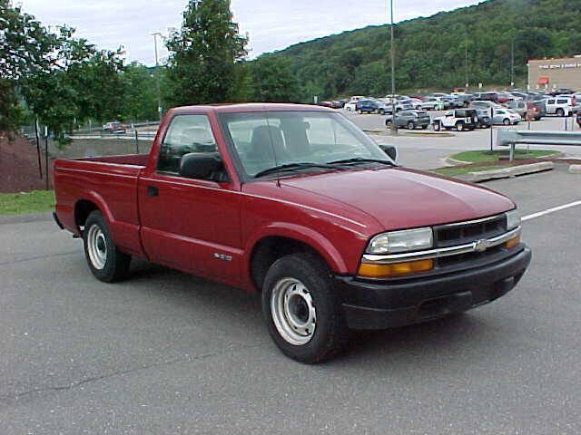 Used 2002 Chevrolet S10 Pickup 2WD Regular Cab image 2