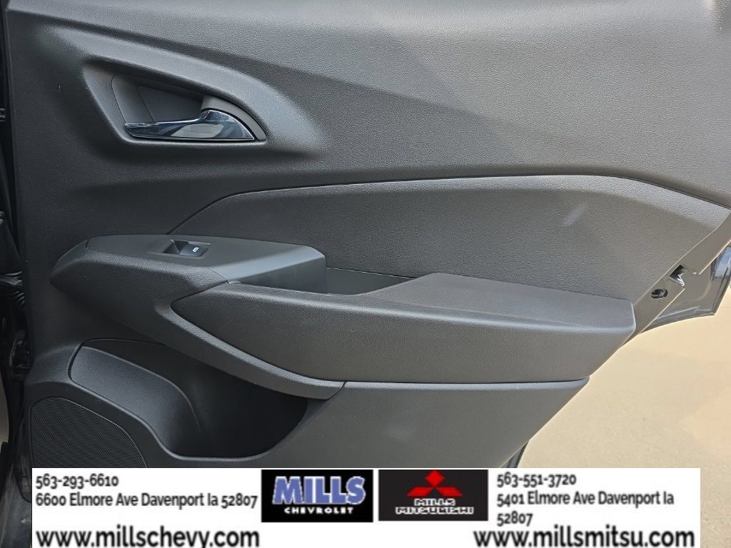 Used 2025 Chevrolet Trax RS w/ Sunroof Package FWD image 19