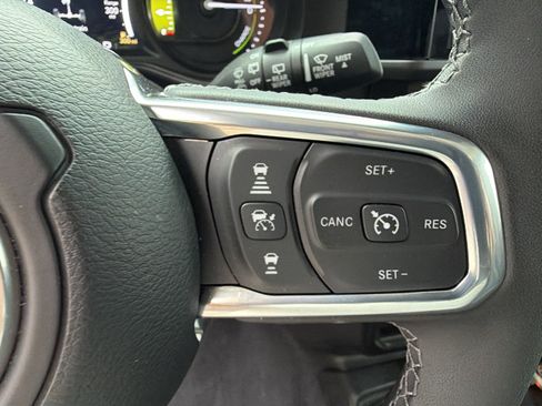 Used 2025 Jeep Wrangler Unlimited Sahara AWD/4WD image 28