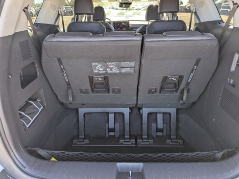 Used 2026 Kia Carnival EX image 11