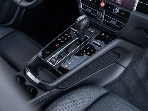 Certified 2026 Porsche Macan AWD/4WD image 31