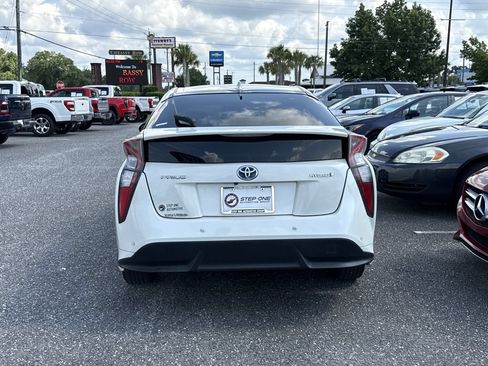 Used 2017 Toyota Prius Three Touring FWD image 6