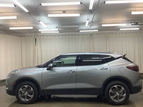 Used 2025 Chevrolet Blazer LT FWD image 9