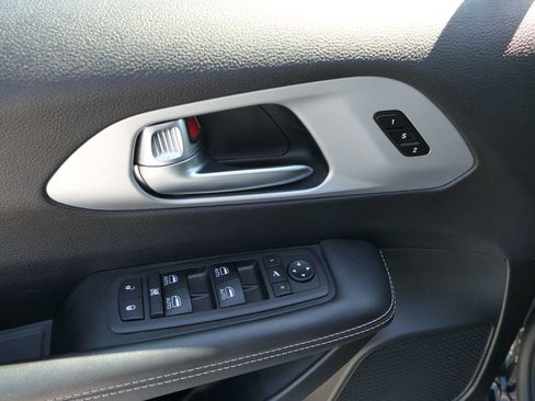 Used 2025 Chrysler Pacifica Limited FWD image 14