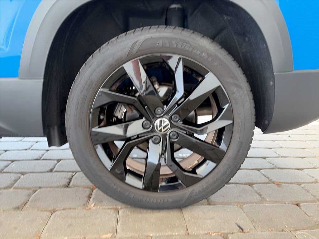 Certified 2024 Volkswagen Taos SE w/ Black Wheel Package FWD image 38