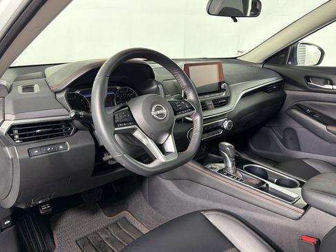 Used 2024 Nissan Altima 2.5 SR FWD image 3
