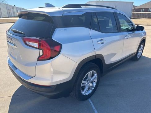 Used 2022 GMC Terrain SLE w/ Driver Convenience Package image 5