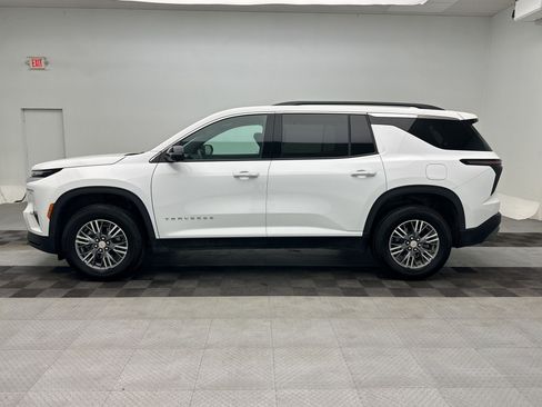 Used 2025 Chevrolet Traverse LT w/ Driver Confidence Package AWD/4WD image 2