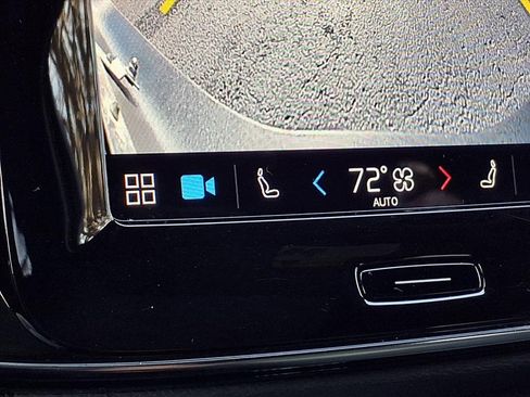 Used 2024 Volvo XC40 B5 Core image 5