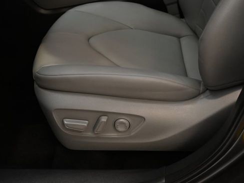 Certified 2025 Toyota Highlander XLE image 3