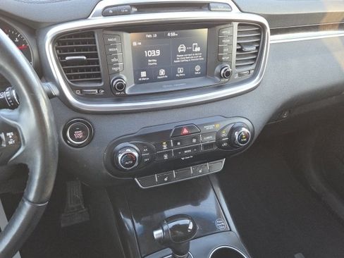 Used 2018 Kia Sorento EX image 18