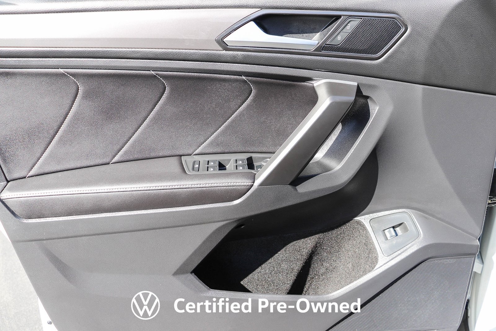 Used 2024 Volkswagen Tiguan SE AWD/4WD image 23