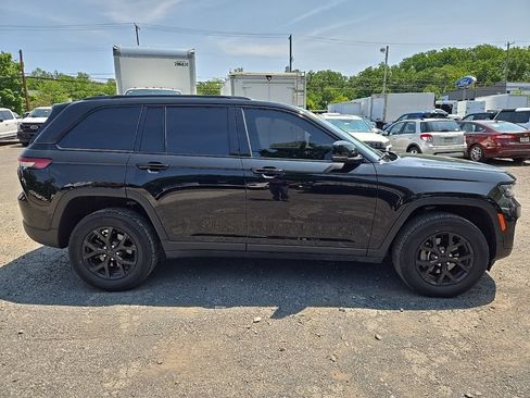 Used 2024 Jeep Grand Cherokee Altitude AWD/4WD image 8
