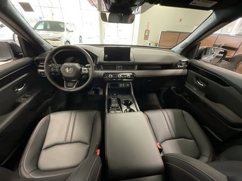 Used 2025 Honda Pilot TrailSport image 8