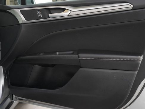 Used 2020 Ford Fusion SE image 9