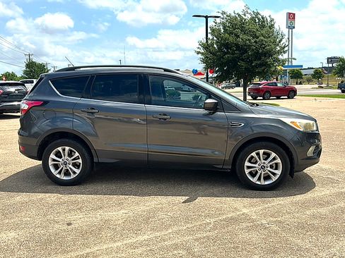 Used 2018 Ford Escape SE FWD image 9