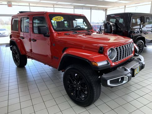 Used 2025 Jeep Wrangler Unlimited Sahara w/ Safety Group AWD/4WD image 5