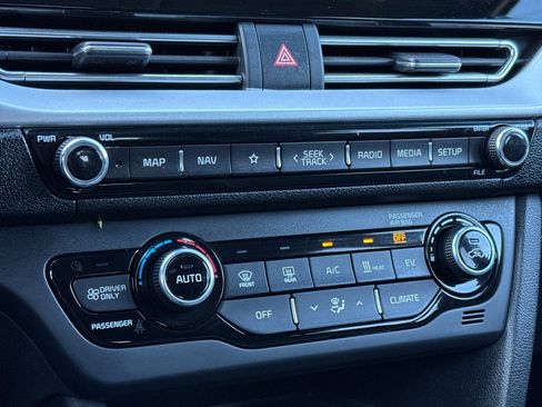 Used 2022 Kia Niro EX image 24