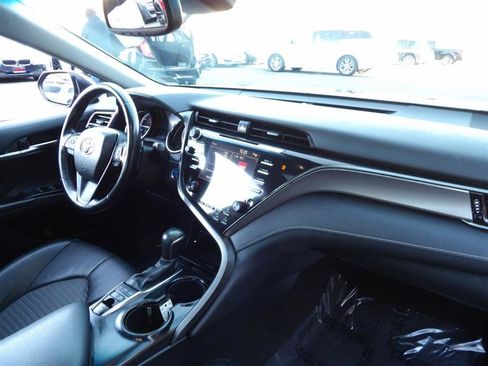 Used 2020 Toyota Camry SE w/ Sunroof Package image 18